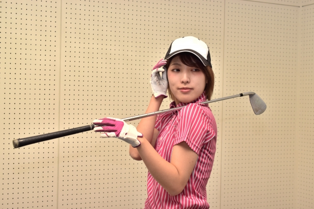 golfer-woman-at